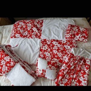 Hibiscus pattern crib set